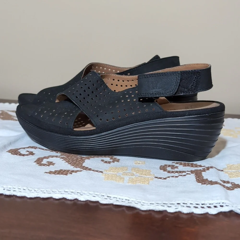Sz 8 Clark's Black Wedge Sandals - Picture 3 of 8